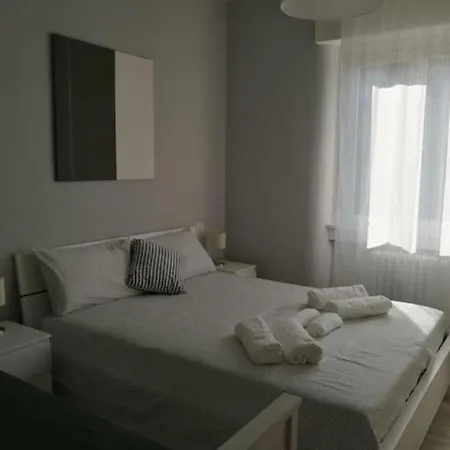 Con Grande Terrazzo In Via Lomellina - Lome 527 Milan
